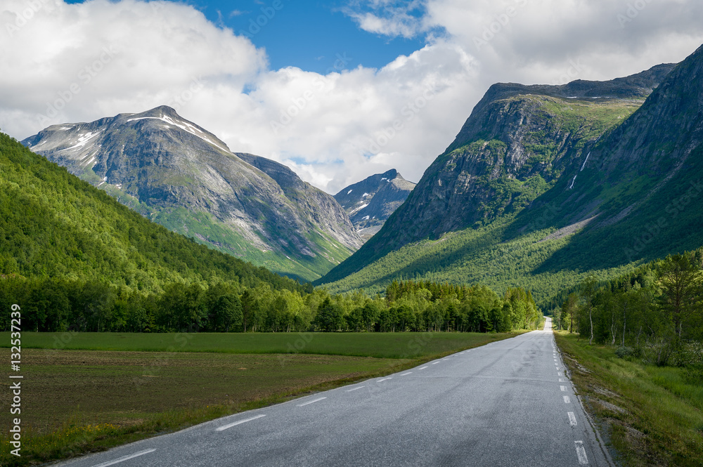 Road to the mountains Road to the mountains