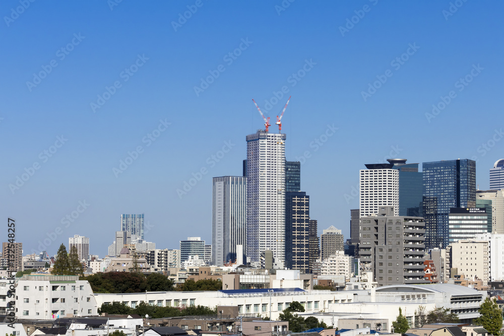 Obraz premium Zbliżenie na panoramę Tokio Inwestycja na dużą skalę Budowa kondominium wieżowców Nishi-Shinjuku 4-chome 2016