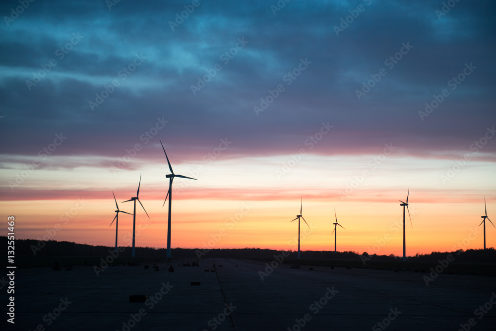 Obraz premium Windturbines at sunset