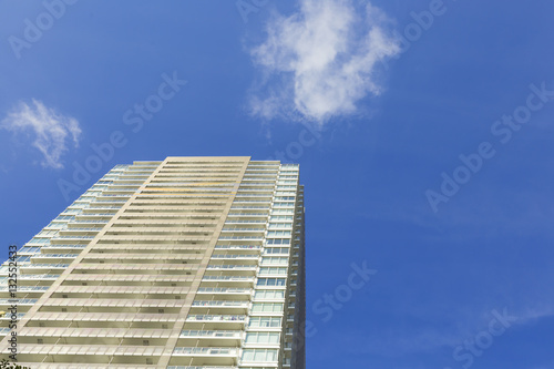 建物 高層マンション 青空 コピースペース