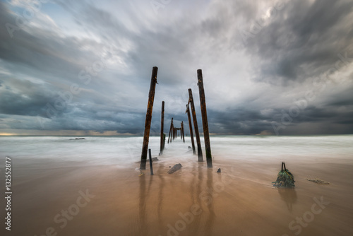 Foto Long Exposure of Rain Storm over the wooden bridge,South of Thailand