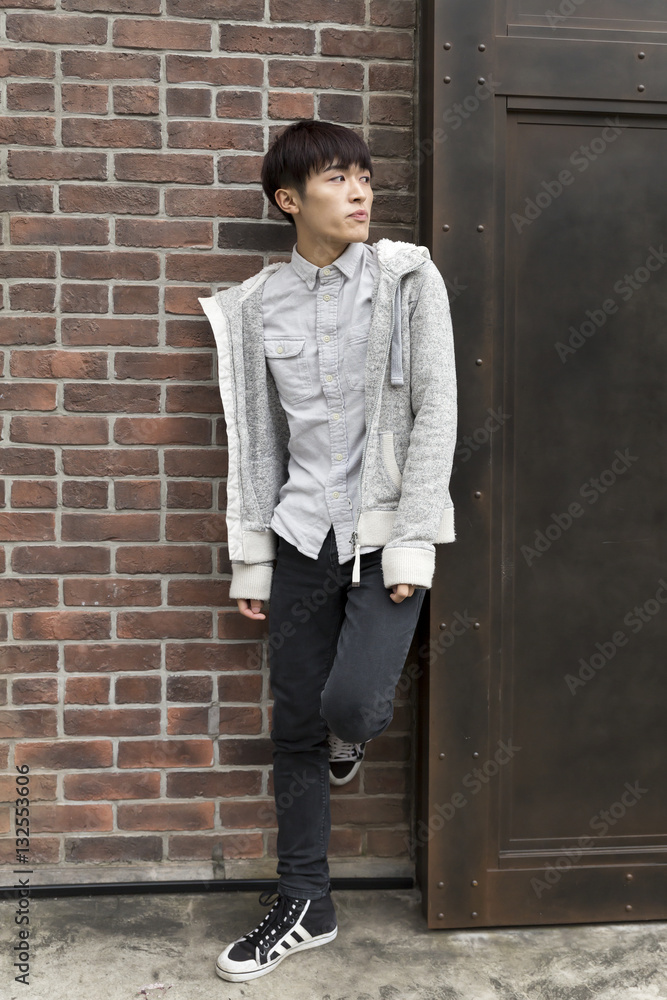 ファッションポートレート 男性 屋外 立つ 原宿 全身 Stock Photo Adobe Stock