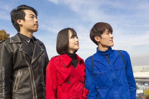 男女3人 友達 仲間 グループ 遠くを見つめる 横顔 空 Stock Photo Adobe Stock 男女3人 友達 仲間 グループ 遠くを見つめる 横顔 空 Stock Photo Adobe Stock