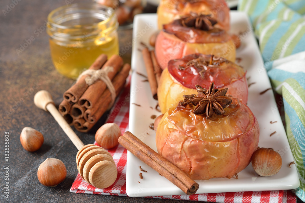 Baked apples with spices