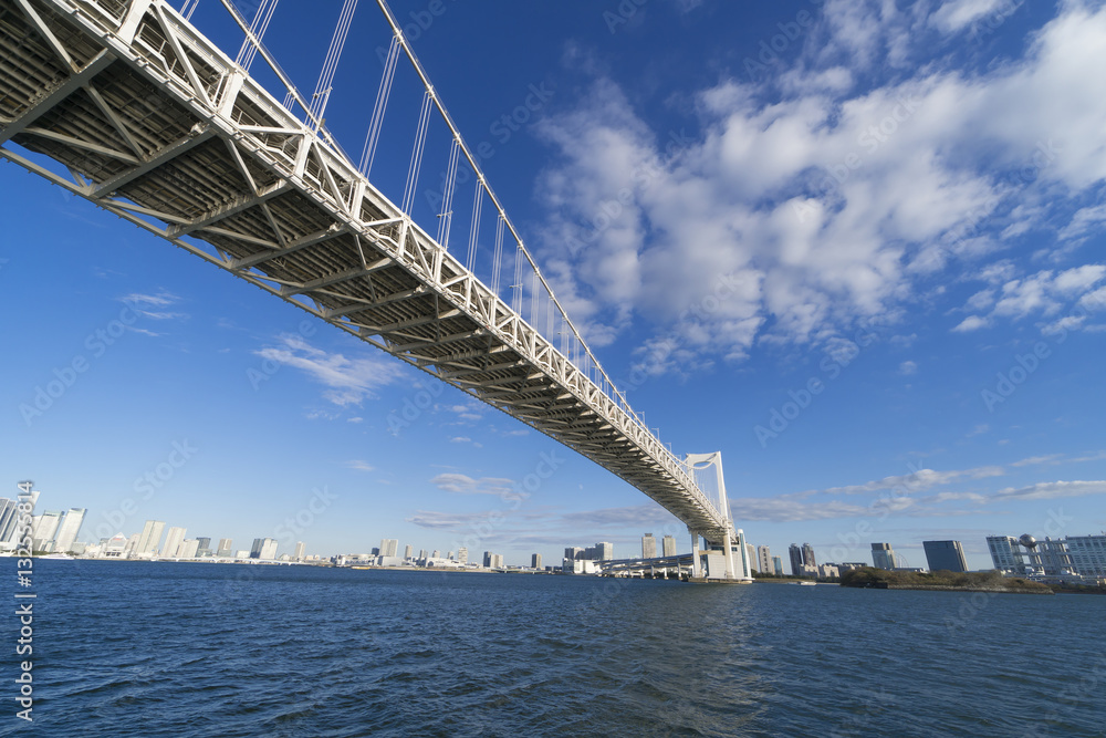 Fototapeta premium 東京タイムラプス レインボーブリッジ 東京湾の青い海と爽やかな青空に流れる雲
