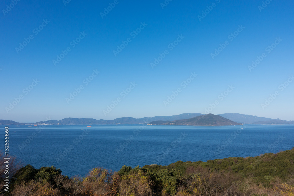 青空と瀬戸内海　さぬき市から小豆島を望む