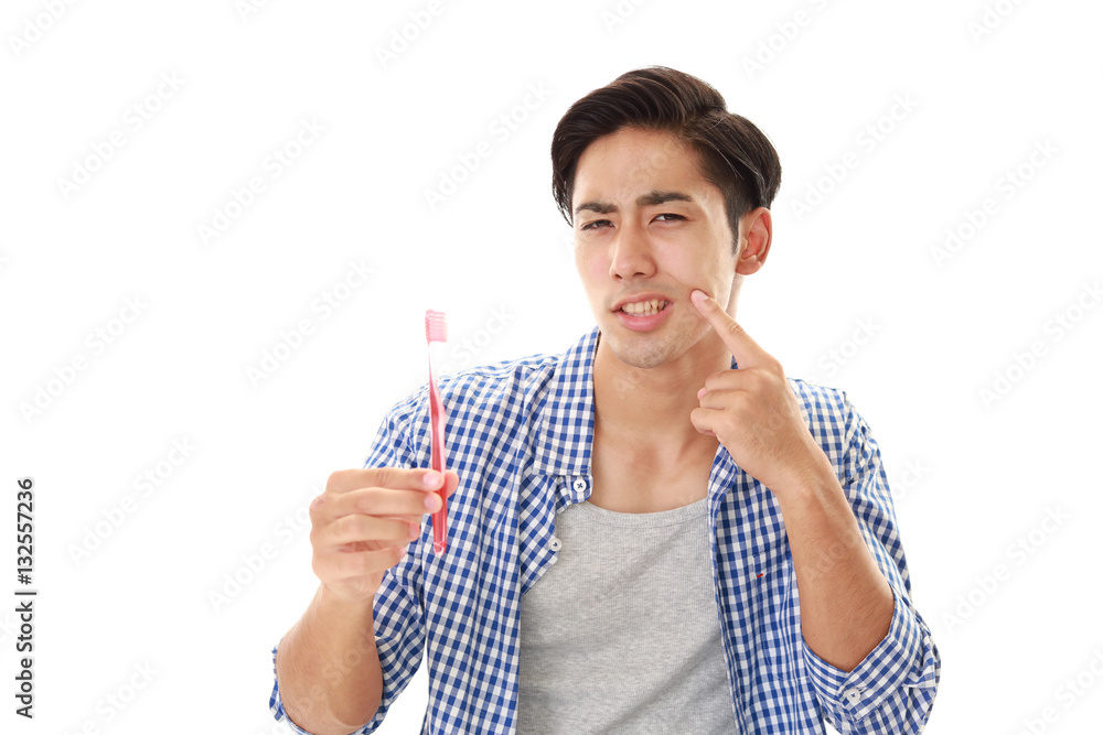 歯痛を訴える男性
歯痛を訴える男性