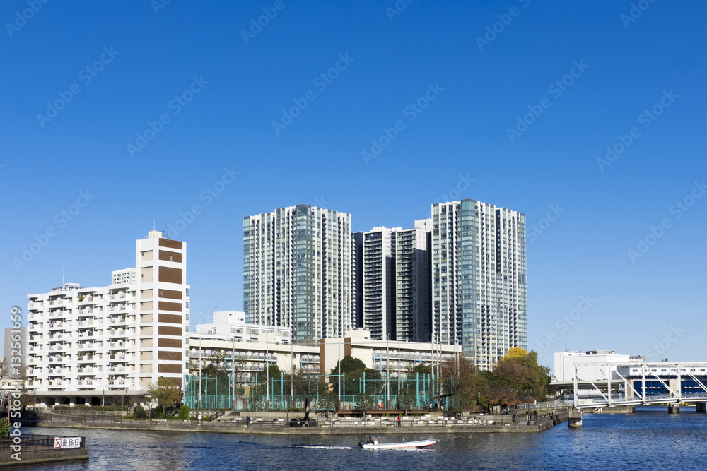 東京都市風景　天王洲アイル　タワーマンション群　運河　快晴　青空