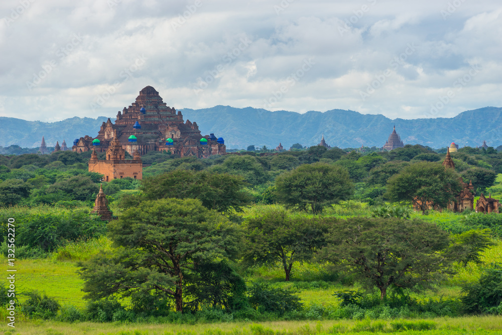 Dhammayangyi pagoda reconstruction after earthquake, Bagan , Man