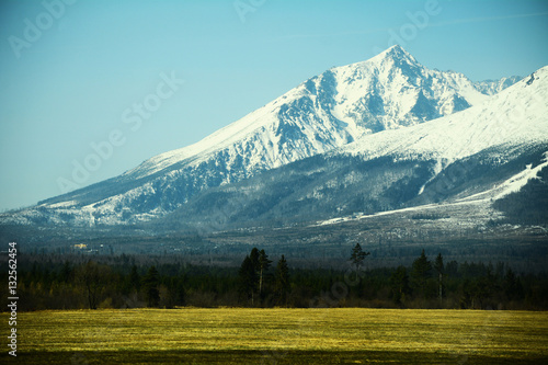 Fototapeta Naklejka Na Ścianę i Meble -  Slowacja 11.04.2015 Slowackie Tatry Wysokie wiosna. Widok na Slawkowski szczyt.