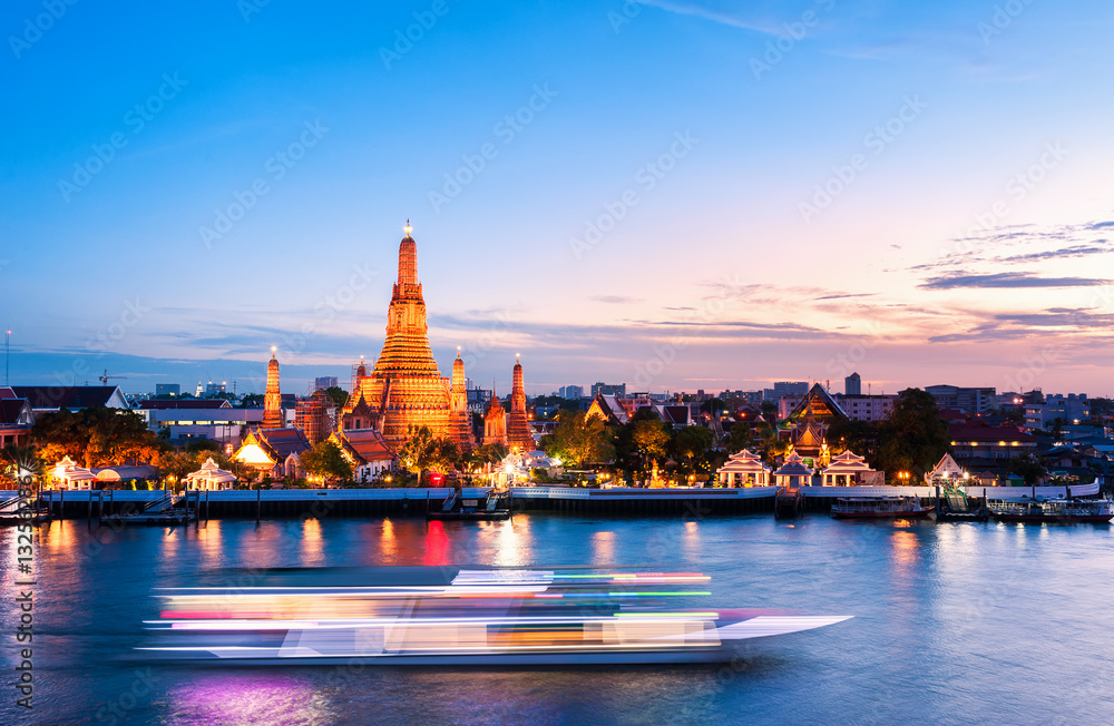 Naklejka premium Łódź pływała po rzece Menam, w tle Wat Arun o zachodzie słońca, Bangkok, Tajlandia. Świątynia Świtu