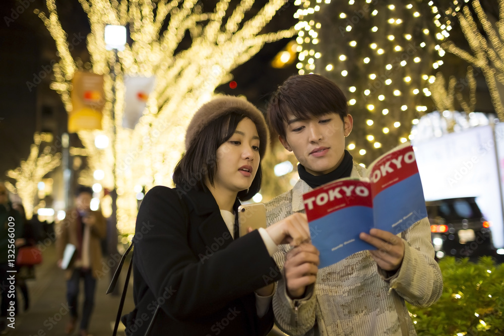 カップル　恋人　東京観光　デート　表参道　クリスマスイルミネーション　スマホと　ガイドブックを見る