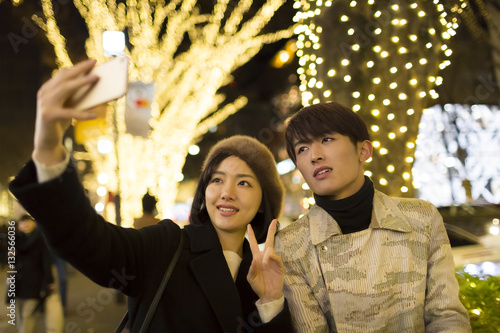 カップル 恋人 東京観光 デート 表参道 クリスマスイルミネーション スマホで記念撮影 Stock 写真 Adobe Stock カップル 恋人 東京観光 デート 表参道 クリスマスイルミネーション スマホで記念撮影 Stock 写真 Adobe Stock