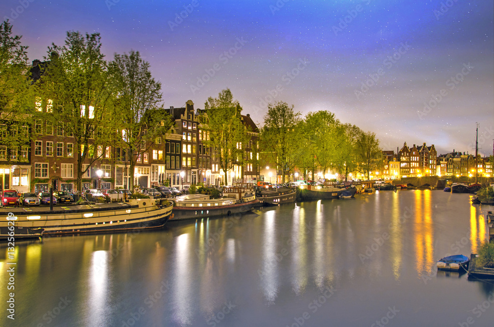 Obraz premium Beautiful evening landscape on the canal in Amsterdam, Netherlan