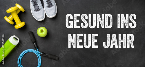 Quadro em tela Fitnessausrüstung auf dunklem Hintergrund - Gesund ins neue Jah