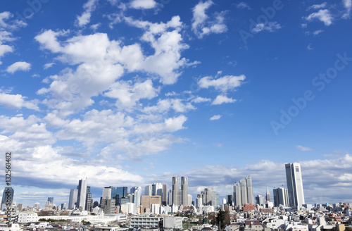 新宿高層ビル群 快晴 青空 大空 青空と白い雲 2016年撮影 左に超高層ビルが建設中