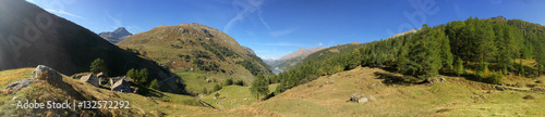 Panorama autunnale e sentiero in Valle d'Aosta