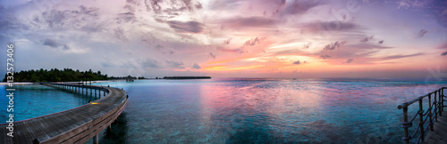 Fototapeta Naklejka Na Ścianę i Meble -  Panorama eines Sonnenuntergangs über dem Indischen Ozean