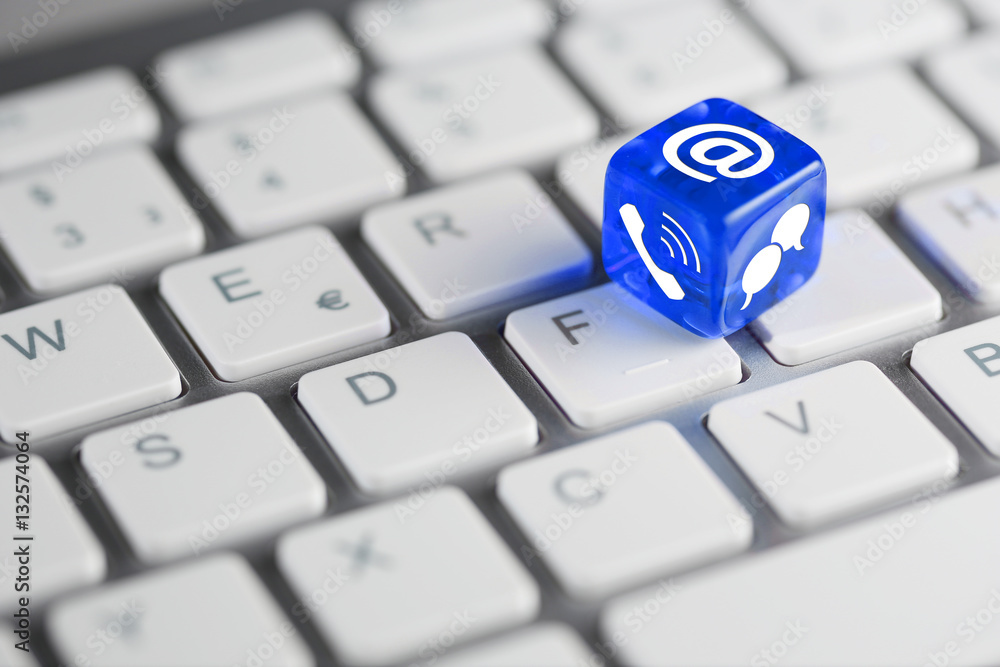 blauer Würfel mit Email, Telefon und Chat zur Kontaktaufnahme auf Tastatur blauer Würfel mit Email, Telefon und Chat zur Kontaktaufnahme auf Tastatur