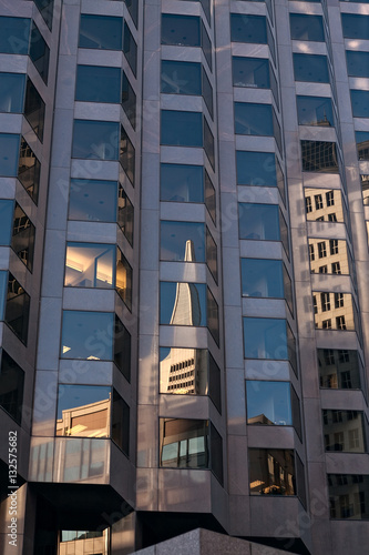 Foto Transamerica building reflected in the windows