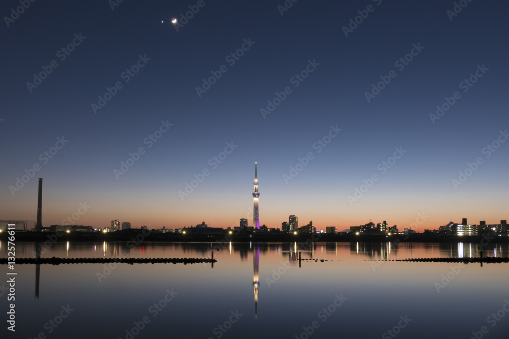 東京都市風景　夕暮れ　黄昏　トワイライト　東京スカイツリーライトアップ　月と金星
