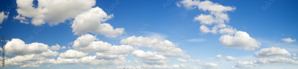 Naklejka premium bufiaste białe chmury na niebieskim niebie, panorama