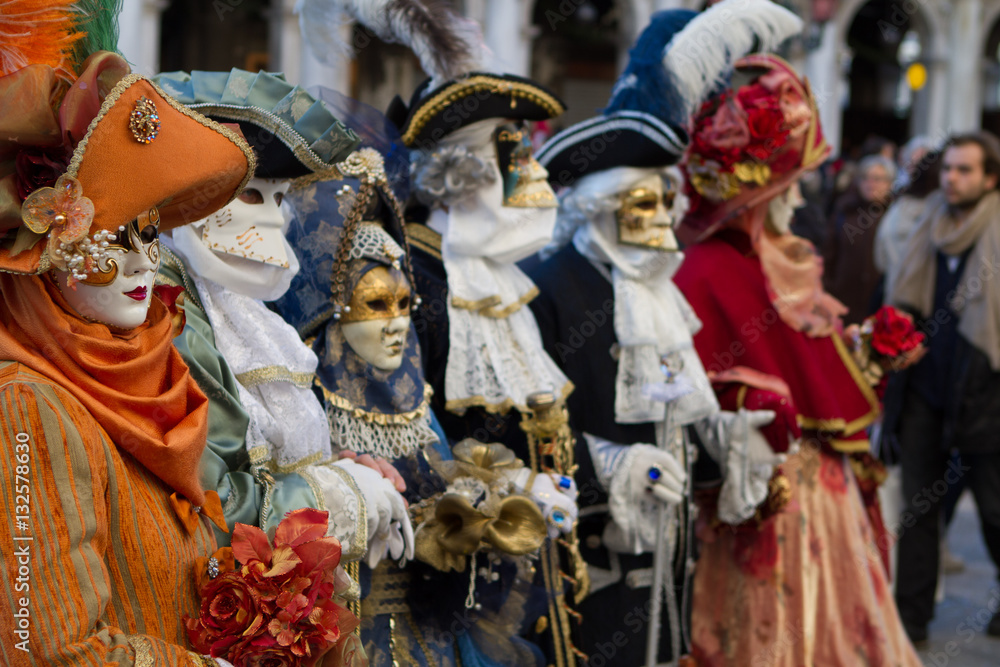Gruppo in bellissimi costumi al carnevale di Venezia