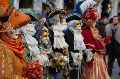 Gruppo in bellissimi costumi al carnevale di Venezia