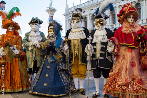 Gruppo in bellissimi costumi al carnevale di Venezia photo