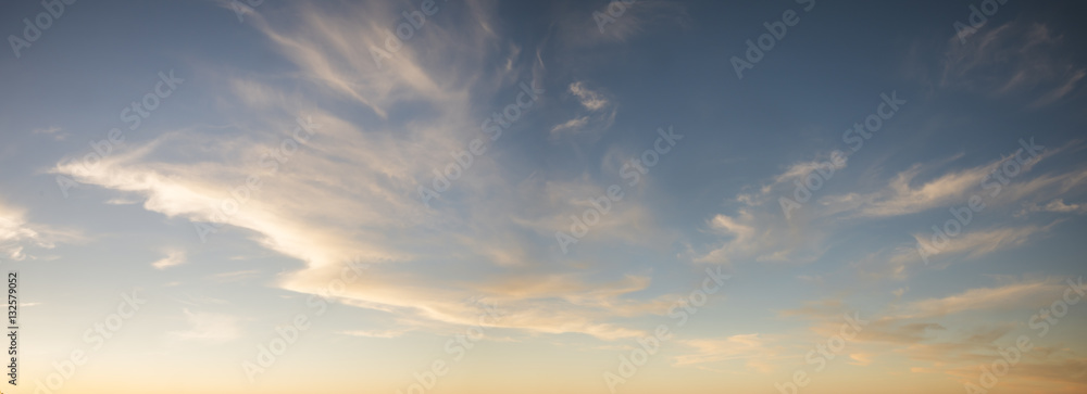 Fototapeta premium piękne wieczorne niebo o zachodzie słońca