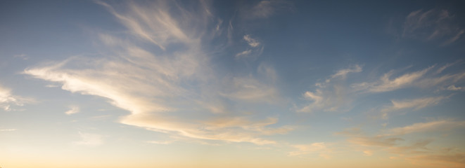 Canvas schilderij Hemel Avondlucht boven zee bij zonsondergang  © Mike Mareen