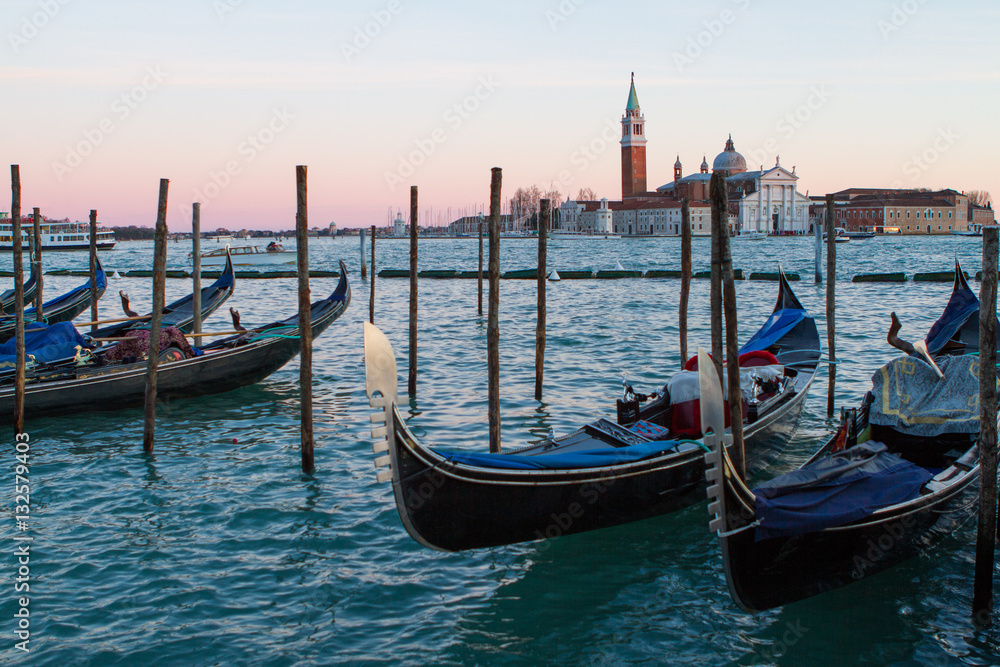 Gondole nel canale con vista a Venezia