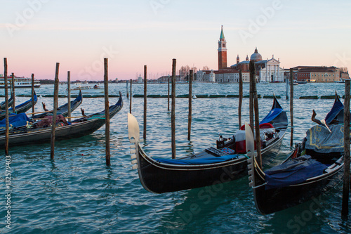 Gondole nel canale con vista a Venezia © Ainur