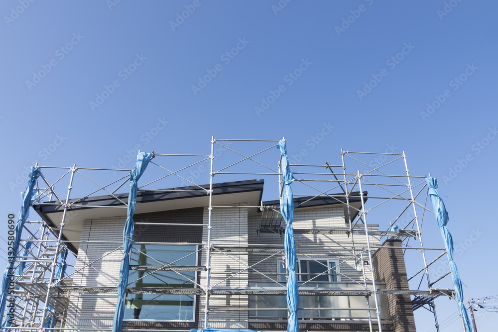 住宅 戸建て住宅建設現場 イメージ 足場 木造2階建て現場 完成間近 コピースペー 住宅 戸建て住宅建設現場 イメージ 足場 木造2階建て現場 完成間近 コピースペー