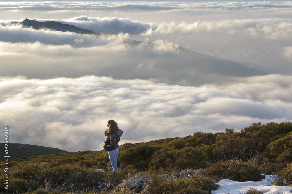 Mujer mirando al futuro con optimismo en un paisaje idílico. 