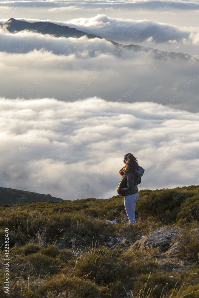 Mujer mirando al futuro con optimismo en un paisaje idílico. 