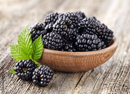 Obraz na plátně Blackberry on a wooden background