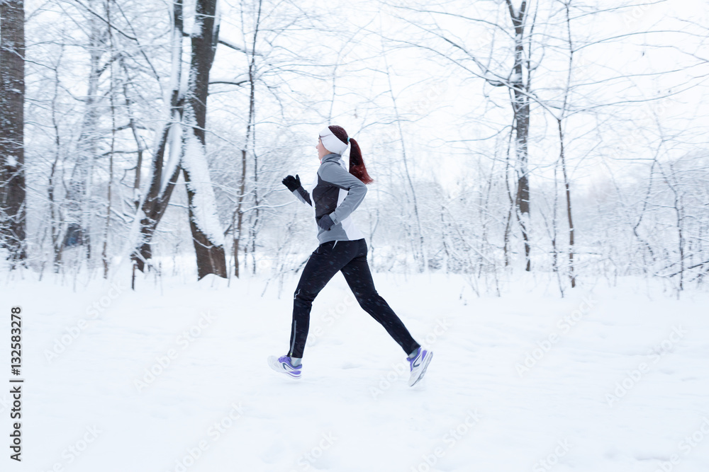 Φωτογραφία Woman running in winter woods