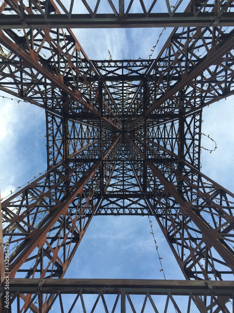 Torre Eiffel vista desde abajo
