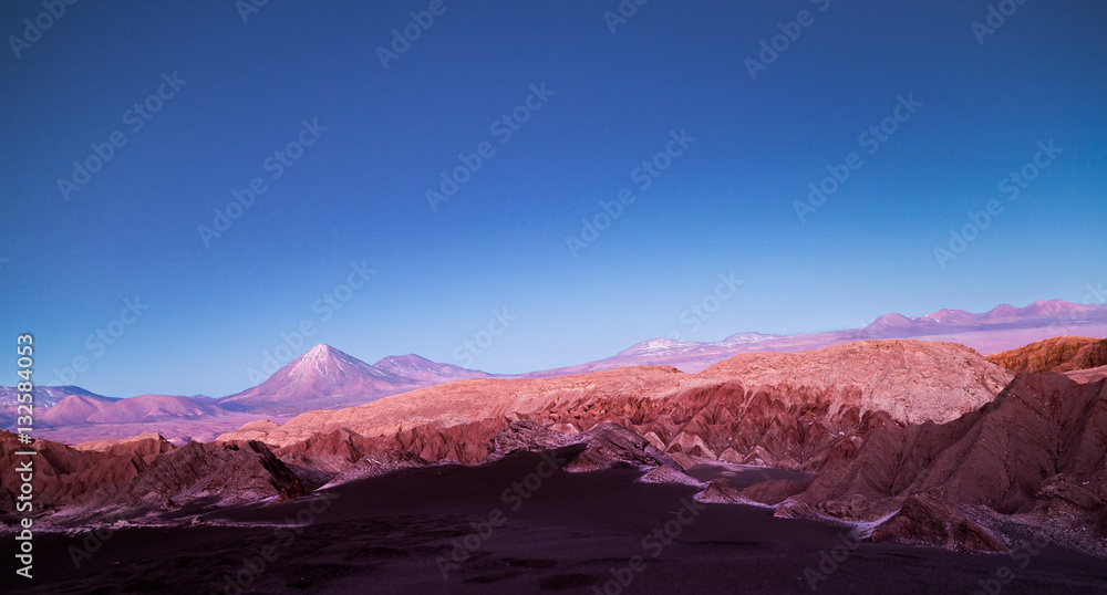 Panorama der Atacama Wüste mit Schnee