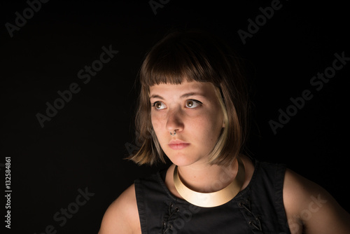 Fotografía Chica joven con la mirada hacia arriba