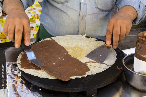 chef che cucina una crepe per strada a Parigi