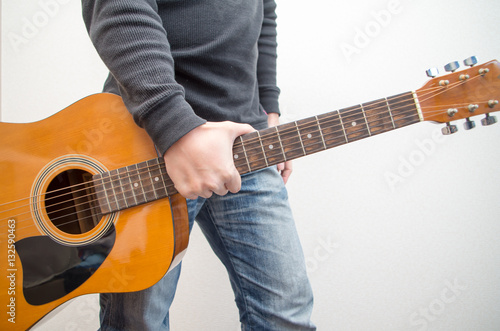 アコースティックギター 男性
