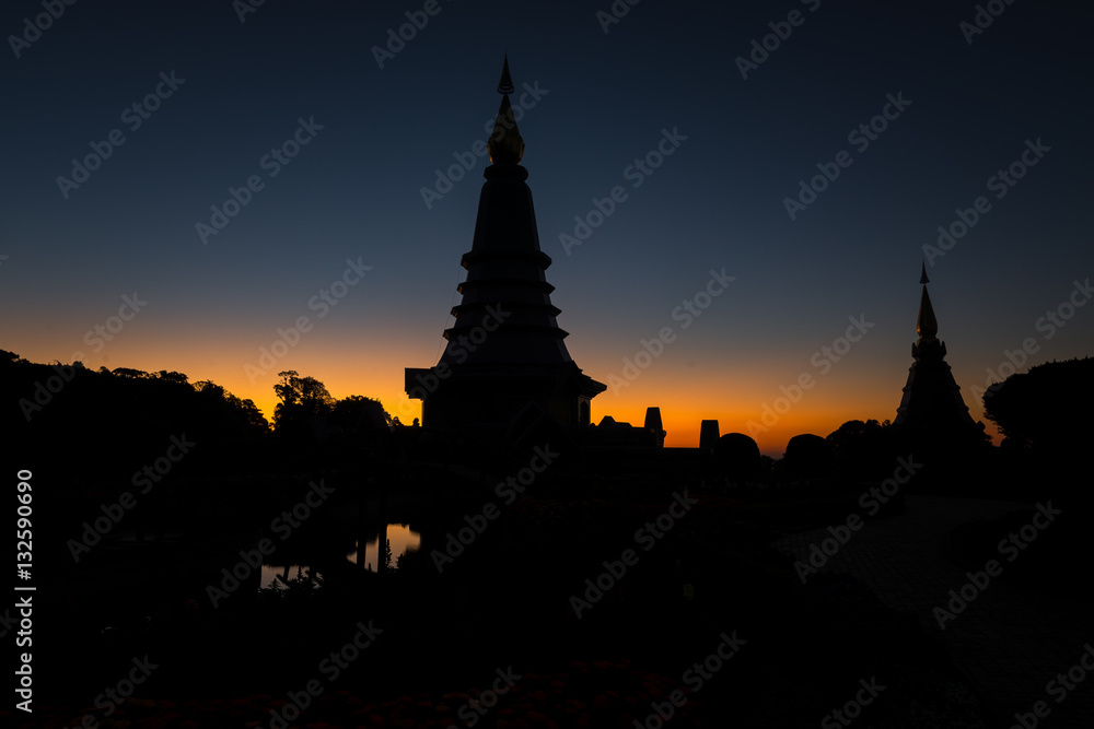 Obraz premium Beautiful Temple silhouette in Thailand, Pagoda on Inthanon national park at Chiang mai, Thailand.