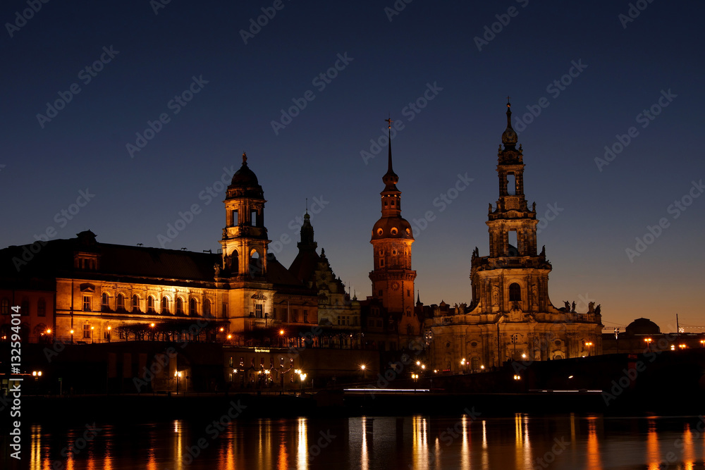 Stadtansicht Dresden in Abenddämmerung 
