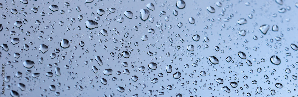 Tropfen auf dem Fensterglas Tropfen auf dem Fensterglas