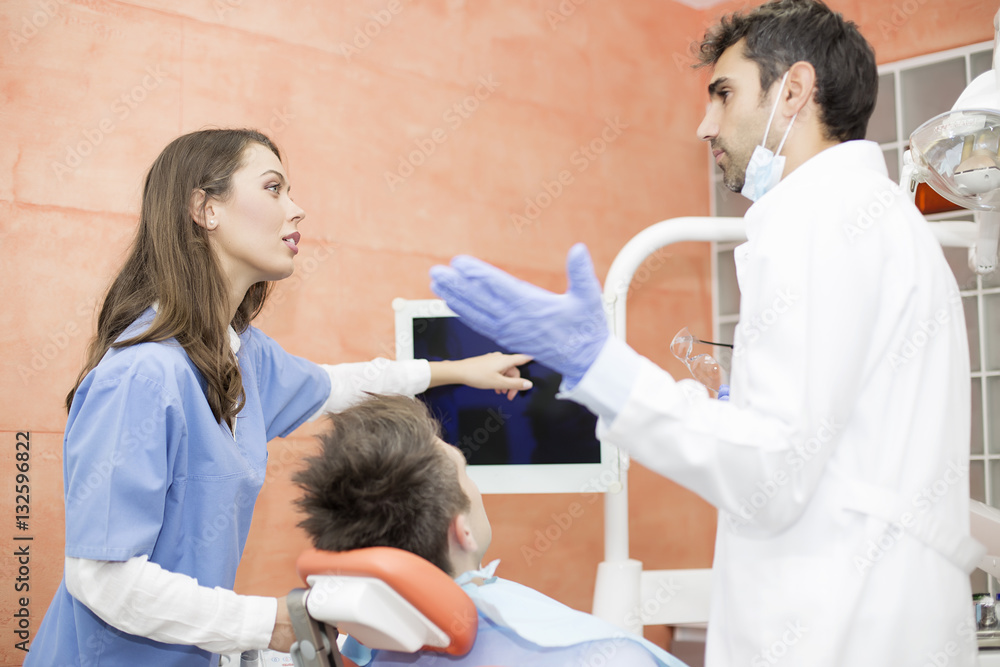 Obraz premium Young man having dental chekup at dentist office