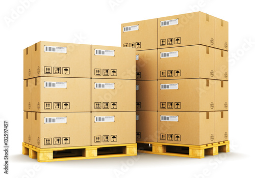 Foto Cardboard boxes on shipping pallets