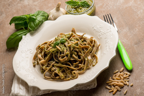 Fotografi integral tagliatelle with pesto sauce
