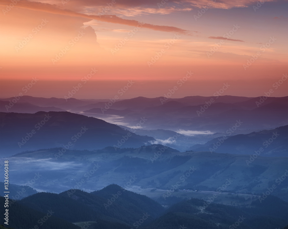 Obraz premium Mountain valley during sunset. Beautiful natural landscape